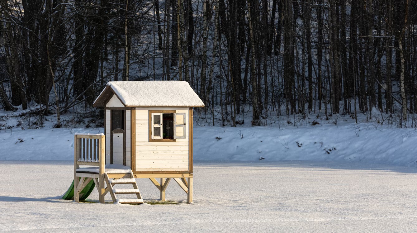 Une baraque dans une forêt enneigée pour illustrer les exceptions au DPE.